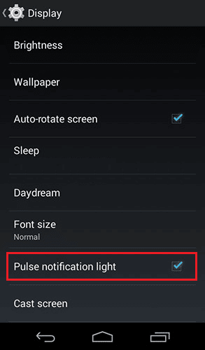 individuare e toccare l'opzione Luce di notifica Pulse per selezionare la casella e accendere la luce LED sul tuo Moto E